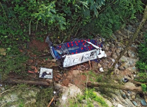 Tragedia en la madrugada: 17 muertos tras la caída de un microbús con egresados a un abismo en Antioquia