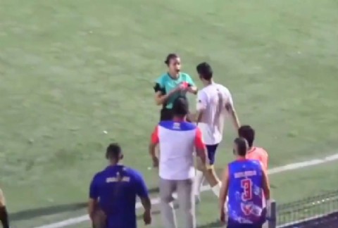 VIDEO | Futbolista agrede físicamente a árbitra tras ser expulsado en partido de Primera C