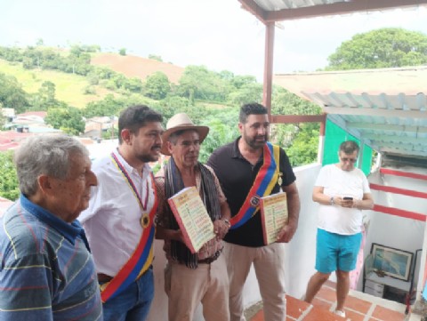 Royal Academia de Naciones Unidas y Alcalde de Anapoima: premio Fenalprensa 2025