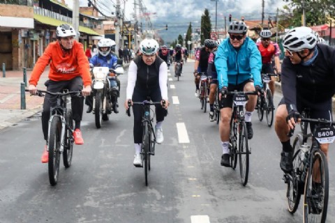 El alcalde de Chía Leonardo Donoso, junto al ciclista Edgan Bernal, mostraron el poder de la bicicleta