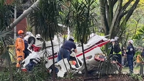 Una avioneta se precipitó en Medellín y generó alarma en la comuna 11