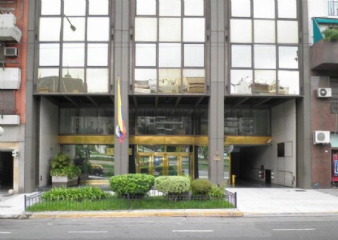 Un funcionario de la Embajada de Colombia en Argentina se atrincheró en su oficina
