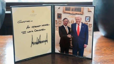 De megáfono y agravios a regalos y sonrisas: la puesta en escena de Petro en el Salón Oval