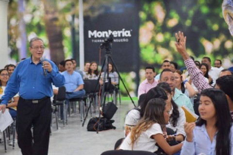 El profesor Fernando Ávila convirtió la gramática en noticia