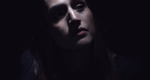 VIDEO | Vale Ramírez presentó “Soledad”, un pop íntimo que explora la vulnerabilidad emocional