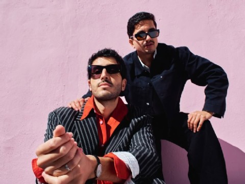 VIDEO | Sebastián Yatra estrena “Cucaracheo”, un manual para sobrevivir al desamor entre amigos