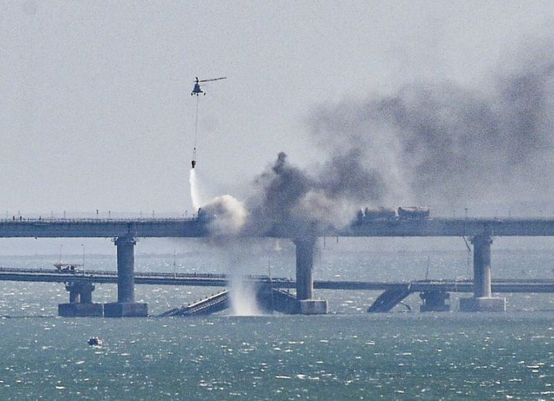 VIDEO | Explotó un camión bomba en el puente de Crimea, símbolo de la anexión rusa
