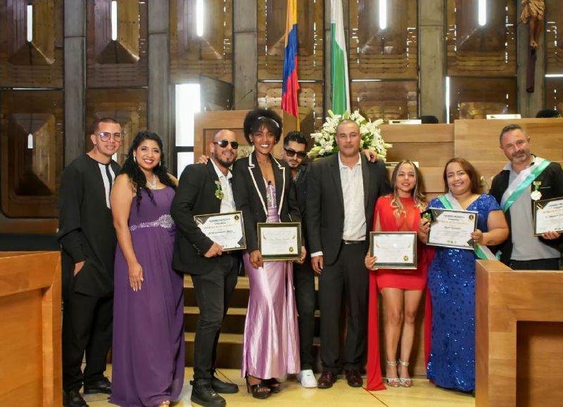 VIDEO | Emerging Awards distinguió a 40 referentes con la “Condecoración Colombia: Estrella de la Grandeza”