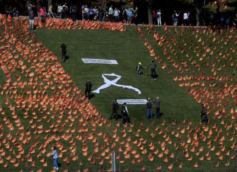 España: honraron con 53.000 banderas a las víctimas del covid-19 y el Gobierno ordenó sacarlas