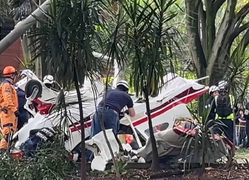 Una avioneta se precipitó en Medellín y generó alarma en la comuna 11