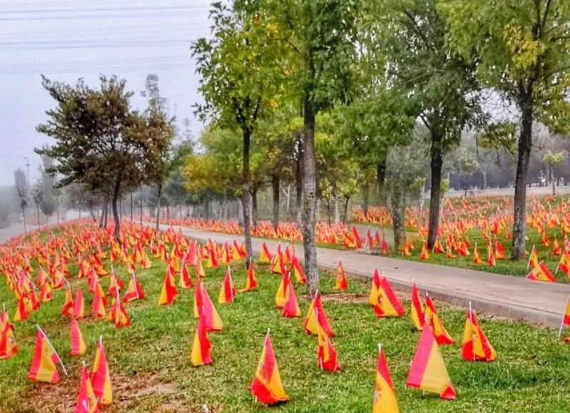 Por las víctimas de Covid-19: 53 mil banderas de España en la ladera de Guadalquivir en Sevilla