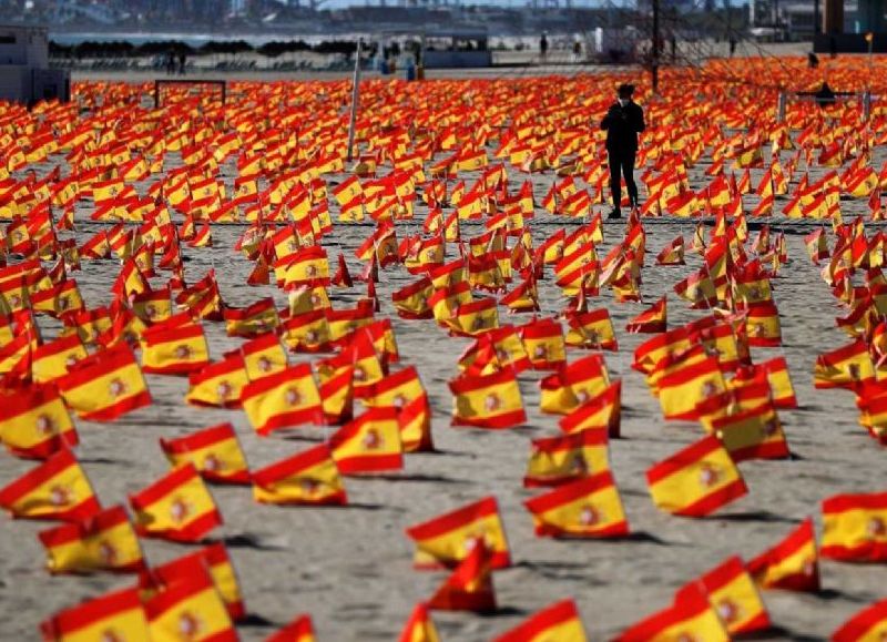 España: Valencia amaneció con más de 50 mil banderas en memoria a las víctimas del coronavirus