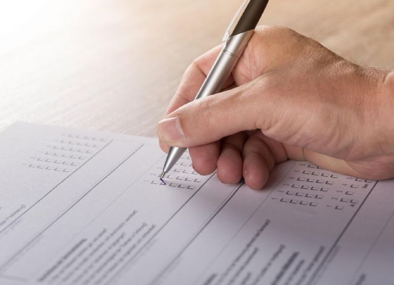 Buscan derogar la polémica Ley de Encuestas en Colombia