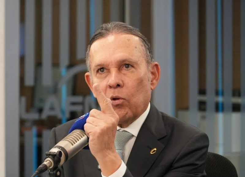 Efraín Cepeda se ausenta de reunión conservadora y reaviva la crisis en el partido