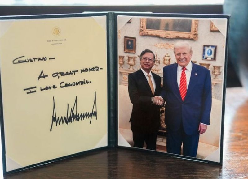 De megáfono y agravios a regalos y sonrisas: la puesta en escena de Petro en el Salón Oval