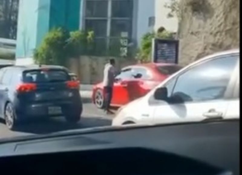 VIDEO | En plena luz del día un hombre asaltó a un conductor con arma en mano en el túnel de Santa Fe