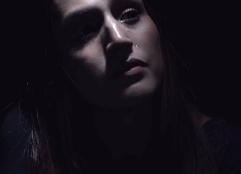 VIDEO | Vale Ramírez presentó “Soledad”, un pop íntimo que explora la vulnerabilidad emocional