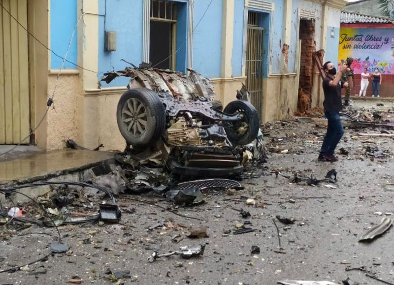 Ataque con carro bomba de disidentes de las FARC en Cauca: 43 personas lesionadas